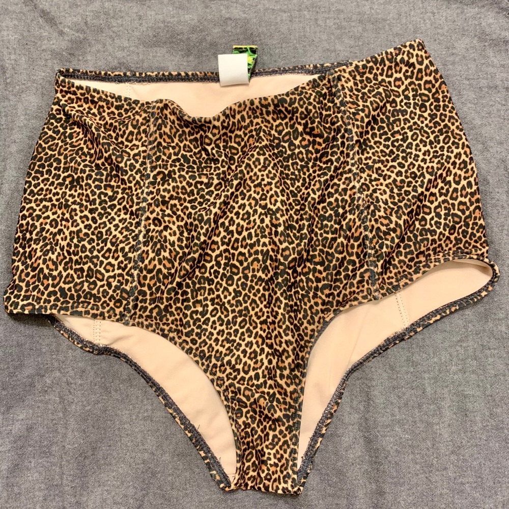 VGUC Old Cheetah Print Kortni Jeane Bottoms